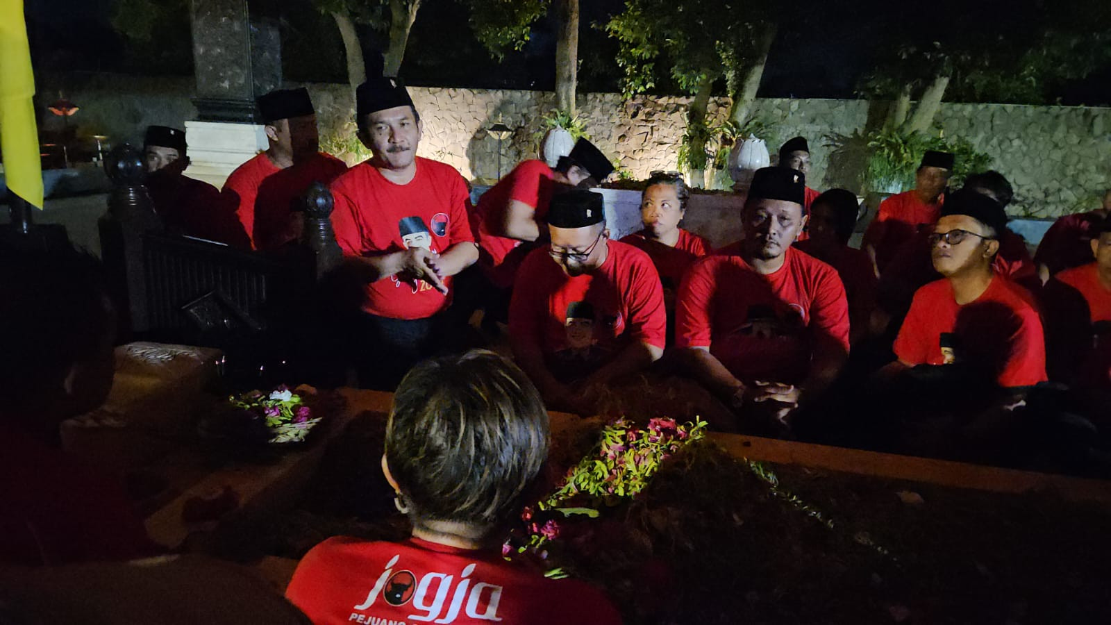 gesturi.id - DPC PDI Perjuangan Kota Yogyakarta Ziarah ke Makam Bung Karno