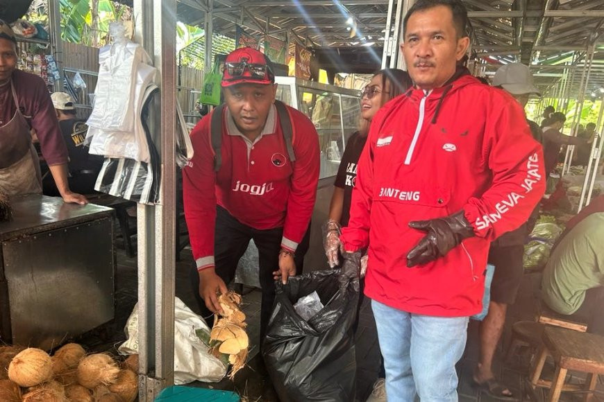 koranbernas.id - 40 Bacaleg PDI Perjuangan Kota Yogyakarta Turun Membersihkan Sampah di 25 Pasar Tradisional